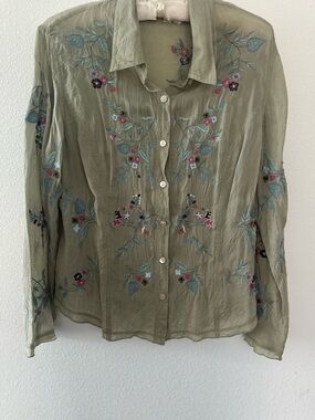 J. Jill Olive Green Embroidered Button-Front Blouse. Rayon. Gorgeous blouse!